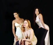 (6. Staffel) - Die "Mächtigen Drei", Phoebe (Alyssa Milano, l.), Piper (Holly Marie Combs, r.) und Paige (Rose McGowan, M.), kämpfen gemeinsam gegen das Böse ...