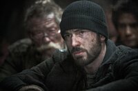 Gilliam (John Hurt, l.) setzt große Hoffnungen in den kämpferischen Curtis (Chris Evans, r.), doch was erwartet den Mann am Kopf des Zuges wirklich? Gilliam (John Hurt, l.) setzt große Hoffnungen in den kämpferischen Curtis (Chris Evans, r.), doch was erwartet den Mann am Kopf des Zuges wirklich?