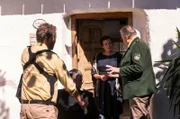 ARD HUBERT OHNE STALLER FOLGE, IX. Staffel, Folge 144, "Daumen hoch", am Mittwoch (30.12.20) um 18.50 Uhr im ERSTEN. Hubert (Christian Tramitz, l.) und Girwidz (Michael Brandner, r.) am Landhaus der Zirngibls. Sie wollen sich mit Hilfe des Toten (Komparse, 2.v.r.) Zutritt zu dessen Tresor verschaffen. Wie wird die Witwe von Zirngibl (Lilly Forgách, 2.v.r.) darauf reagieren? © ARD/TMG/Kai Neunert, honorarfrei - Verwendung gemäß der AGB im engen inhaltlichen, redaktionellen Zusammenhang mit genannter ARD-Sendung bei Nennung "Bild: ARD/TMG/Kai Neunert" (S2+). ARD-Programmdirektion/Bildredaktion, Tel: 089/5900-4302, Fax: 089/550-1259, bildredaktion@DasErste.de