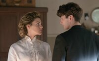 L-R: Alicia Alarcón (Amaia Salamanca) und Julio Olmedo (Yon González) L-R: Alicia Alarcón (Amaia Salamanca) und Julio Olmedo (Yon González)