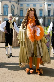 DES KAISERS NEUE KLEIDER; P: Askania Media Filmproduktion, R: Hannu Salonen, K: Felix Cramer 2. DT Schloss Charlottenburg / Garten, Bild 33 Heinrich weist den Kaiser auf die leeren Kassen hinDES KAISERS NEUE KLEIDER; P: Askania Media Filmproduktion, R: Hannu Salonen, K: Felix Cramer 2. DT Schloss Charlottenburg / Garten, Bild 33 Heinrich weist den Kaiser auf die leeren Kassen hin