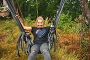 Silvia Mittermüller hat Spaß. Als Schaukel eignen sich die Gummibänder besonders gut.