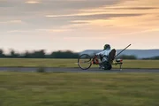 Volle Kraft voraus! Silke Sollfrank schießt im selbstgebauten Turbinen-Fahrrad über die Landebahn.