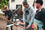 Von links: Die Jungs Brian Jakubowski, Fynn Kliemann und Felix Gervink sind in die Arbeit vertieft. Ob der Plan der Freunde aufgeht?