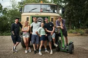 Immer für eine Herausforderung bereit: Der Lkw bringt dem Team jeden Morgen eine neue Lieferung. Von links: Brian Jakubowski, Silvia Mittermüller, Felix Gervink, Silke Sollfrank, Oliver Baum und Fynn Kliemann.