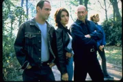 Detective Elliot Stabler (Christopher Meloni, l.), Detective Olivia Benson (Mariska Hargitay, 2.v.l.), Captain Donald Cragen (Dann Florek) und Detective Monique Jeffries (Michelle Hurd) suchen den Mörder einer Staatsanwältin, die tot im Central Park gefunden wurde.