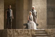 In the middle: Daenerys Targaryen (Emilia Clarke)