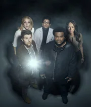 (1. Staffel) - Sind (hinten v.l.n.r.) Ava Lafrey (Ally Walker), Barry Shaw (Adeel Akhtar), Annie (Amber Stevens West) sowie Max Jennifer (Adam Scott, vorne l.) und Leroy Wright (Craig Robinson, vorne r.) wirklich die richtigen, wenn es darum geht im Verborgenen paranormale Ereignisse zu erforschen?