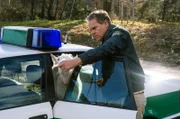 ARD HUBERT OHNE STALLER FOLGE, IX. Staffel, Folge 145, "Milchmord", am Mittwoch (06.01.21) um 18.50 Uhr im ERSTEN. Hubert (Christian Tramitz, M.) hat die Ziege "Trixie", im Polizeiauto zum Revier gebracht. © ARD/TMG/Kai Neunert, honorarfrei - Verwendung gemäß der AGB im engen inhaltlichen, redaktionellen Zusammenhang mit genannter ARD-Sendung bei Nennung "Bild: ARD/TMG/Kai Neunert" (S2+). ARD-Programmdirektion/Bildredaktion, Tel: 089/5900-24302, bildredaktion@DasErste.de