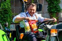 Die Tricks der Lebensmittelindustrie sind so vielfältig wie das Sortiment im Supermarkt - und Brancheninsider Sebastian Lege kennt sie alle. Was steckt im Veggieburger, was haben Erdnussflips mit Plastikspielzeug gemeinsam, und was bedeutet High-Protein? Die Tricks der Lebensmittelindustrie sind so vielfältig wie das Sortiment im Supermarkt - und Brancheninsider Sebastian Lege kennt sie alle. Was steckt im Veggieburger, was haben Erdnussflips mit Plastikspielzeug gemeinsam, und was bedeutet High-Protein?