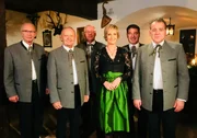 Moderatorin Martina Köberle mit dem Männerchor „Walgaustimmen“ in der mittelalterlichen Schattenburg in Feldkirch.