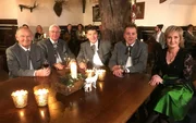 Moderatorin Martina Köberle mit dem Männerchor „Walgaustimmen“ in der mittelalterlichen Schattenburg in Feldkirch.