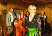 Moderatorin Martina Köberle mit der Gruppe „Gigagoga“ in der Monafonerstube des Heimatmuseums Schruns.
