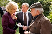 Von Heidrun (Verena Plangger, l.) erfahren Günter (Wolfgang Winkler, M.) und Edwin (Tilo Prückner, r.), dass Monika schon lange wusste, dass ihr Mann Jürgen sie betrügt. Von Heidrun (Verena Plangger, l.) erfahren Günter (Wolfgang Winkler, M.) und Edwin (Tilo Prückner, r.), dass Monika schon lange wusste, dass ihr Mann Jürgen sie betrügt.