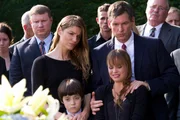 Ivana Milicevic (Carrie Hopewell), Rus Blackwell Jr. (Gordon Hopewell), Ryann Shane (Deva Hopewell), Gabriel Suttle (Max Hopewell)