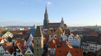 Das Ulmer Münster mit dem höchsten Kirchturm der Welt ist Wahrzeichen und Mittelpunkt der Stadt. Das Ulmer Münster mit dem höchsten Kirchturm der Welt ist Wahrzeichen und Mittelpunkt der Stadt.