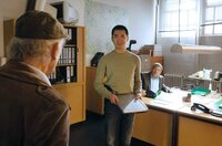 ARD PROGRAMMDIREKTION, RENTNERCOPS, neue Vorabendserie (8 Folgen), Folge 1 "Verdamp lang her", am Dienstag (24.03.15) um 18.50 Uhr im Ersten Der Kommissarsanwärter Hui Ko (Aaron Le, M.) zeigt Edwin Bremer (Thilo Prückner, l.) und Günter Hoffmann (Wolfgang Winkler, r) ihre Arbeitsplätze einschließlich PCs und bekommt gleich eine zackige Ansage von den Rentnercops. ARD PROGRAMMDIREKTION, RENTNERCOPS, neue Vorabendserie (8 Folgen), Folge 1 "Verdamp lang her", am Dienstag (24.03.15) um 18.50 Uhr im Ersten Der Kommissarsanwärter Hui Ko (Aaron Le, M.) zeigt Edwin Bremer (Thilo Prückner, l.) und Günter Hoffmann (Wolfgang Winkler, r) ihre Arbeitsplätze einschließlich PCs und bekommt gleich eine zackige Ansage von den Rentnercops.