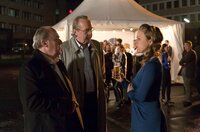 Vicky (Katja Danowski, r.) wundert sich: nach einem Notruf brechen Polizeipräsident Plocher (Michael Prelle, l.) und Staatsanwalt Wagenknecht (Dominik Bender, M.) streberhaft eine Jubiläumsfeier der Polizei ab, um streberhaft die ersten am Tatort zu sein. Vicky (Katja Danowski, r.) wundert sich: nach einem Notruf brechen Polizeipräsident Plocher (Michael Prelle, l.) und Staatsanwalt Wagenknecht (Dominik Bender, M.) streberhaft eine Jubiläumsfeier der Polizei ab, um streberhaft die ersten am Tatort zu sein.