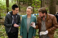 Dezernatsleiterin Vicky Adam (Katja Danowski, M.), ihr neuer Kommissarsanwärter Hui Ko (Aaron Le, l.) und Pathologe Dr. Oliver Körfer (Peter Trabner, r.) am Fundort der Leiche im Wald. Beim Skelett wird Geld gefunden, das aus der Vereinskasse eines Karnevalskasse stammt, wie sich schnell herausstellt. Dezernatsleiterin Vicky Adam (Katja Danowski, M.), ihr neuer Kommissarsanwärter Hui Ko (Aaron Le, l.) und Pathologe Dr. Oliver Körfer (Peter Trabner, r.) am Fundort der Leiche im Wald. Beim Skelett wird Geld gefunden, das aus der Vereinskasse eines Karnevalskasse stammt, wie sich schnell herausstellt.