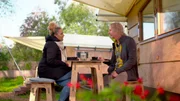 NDR Fernsehen NORDTOUR UNTERWEGS, "Aktiv und kreativ im Wendland", am Samstag (26.12.20) um 18:00 Uhr. Im Naturresort Destinature Dorf Hitzacker: Moderatorin Nadja Babalola und Holger Danneberg. © NDR, honorarfrei - Verwendung gemäß der AGB im engen inhaltlichen, redaktionellen Zusammenhang mit genannter NDR-Sendung bei Nennung "Bild: NDR" (S2). NDR Presse und Information/Fotoredaktion, Tel: 040/4156-2306 oder -2305, pressefoto@ndr.de