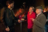 Günter (Wolfgang Winkler, M.) und Edwin (Tilo Prückner, r.) wollen undercover im Club ermitteln. Doch sie kommen erst an Türsteher New Ulcus (Jasin Challah, l.) vorbei, als sie die Polizeimarke zücken. Günter (Wolfgang Winkler, M.) und Edwin (Tilo Prückner, r.) wollen undercover im Club ermitteln. Doch sie kommen erst an Türsteher New Ulcus (Jasin Challah, l.) vorbei, als sie die Polizeimarke zücken.