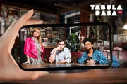 Tabula Rasa
Keyvisual
v.l. Wanda Wylowa als Barkeeperin, Laurin Buser und Fatima Moumouni als Hosts
2020
SRF/Oscar Alessio