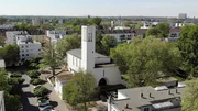 Der Fernsehgottesdienst wird aus der Melanchthonkirche in Köln-Zollstock übertragen. Vor 90 Jahren erbaut, gehört diese Kirche zu den seltenen sakralen Bauten im Bauhausstil. Advent heißt: Ankommen. Wir bereiten uns vor auf Weihnachten, auf die Ankunft Jesu Christi. "Fürchtet euch nicht" hat er gesagt – aber wie geht das in Zeiten von Corona? Die Predigt hält Pfarrer Oliver J. Mahn. Orgel und Geige begleiten den kleinen Chor, der viele bekannte Adventslieder singt. Es weihnachtet - auch in Zeiten von Corona.