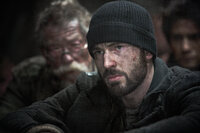 Gilliam (John Hurt, l.) setzt große Hoffnungen in den kämpferischen Curtis (Chris Evans, r.), doch was erwartet den Mann am Kopf des Zuges wirklich? Gilliam (John Hurt, l.) setzt große Hoffnungen in den kämpferischen Curtis (Chris Evans, r.), doch was erwartet den Mann am Kopf des Zuges wirklich?