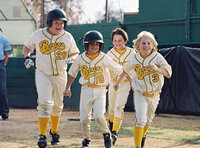 Sie haben nur ein einziges Ziel vor Augen: die Junioren-Meisterschaft im Baseball zu gewinnen! Eigentlich ein realistisches Ziel, wäre da nicht die Tatsache, dass keiner der Jungs auch nur annähernd eine Ahnung von Baseball hat! Sie haben nur ein einziges Ziel vor Augen: die Junioren-Meisterschaft im Baseball zu gewinnen! Eigentlich ein realistisches Ziel, wäre da nicht die Tatsache, dass keiner der Jungs auch nur annähernd eine Ahnung von Baseball hat!