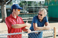 Wer wird die diesjährige Jugend-Baseball-Meisterschaft für sich entscheiden? Die "Yankees" mit ihrem überheblichen Trainer Roy Bullock (Greg Kinnear, l.) oder die "Bears" unter Führung von Ex-Baseball-Profi Morris Buttermaker (Billy Bob Thornton, r.)? Wer wird die diesjährige Jugend-Baseball-Meisterschaft für sich entscheiden? Die "Yankees" mit ihrem überheblichen Trainer Roy Bullock (Greg Kinnear, l.) oder die "Bears" unter Führung von Ex-Baseball-Profi Morris Buttermaker (Billy Bob Thornton, r.)?