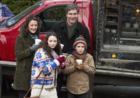 Während Curtis (Doug Murray, hinten r.) und Catherine Baxter (Ellie Harvie, hinten l.) eine Weihnachtsfeier genießen, haben Finn (Christian Martyn, vorne r.) und Alexis (Ellie Harvie, vorne l.) zu Hause mit einigen Schwierigkeiten zu kämpfen ... Während Curtis (Doug Murray, hinten r.) und Catherine Baxter (Ellie Harvie, hinten l.) eine Weihnachtsfeier genießen, haben Finn (Christian Martyn, vorne r.) und Alexis (Ellie Harvie, vorne l.) zu Hause mit einigen Schwierigkeiten zu kämpfen ...