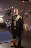 Einbrecher Sinclair (Malcolm McDowell) schaut ganz schön doof aus der Wäsche, denn die Fallen des zehnjährigen Finn haben ihre Spuren hinterlassen ... Einbrecher Sinclair (Malcolm McDowell) schaut ganz schön doof aus der Wäsche, denn die Fallen des zehnjährigen Finn haben ihre Spuren hinterlassen ...