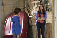 Finn (Christian Martyn, l.) bittet seine große Schwester Alexis (Jodelle Ferland, r.) um Beistand, denn er will nicht alleine in die Garage ihres neuen Hauses gehen. Soll in dieser doch der Geist eines alten Gangsterbosses spuken ... Finn (Christian Martyn, l.) bittet seine große Schwester Alexis (Jodelle Ferland, r.) um Beistand, denn er will nicht alleine in die Garage ihres neuen Hauses gehen. Soll in dieser doch der Geist eines alten Gangsterbosses spuken ...