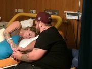 Auch bei Kristin (l.) und Matthias (r.), die beide selbst noch fast Kinder sind, geht es immer noch ums Windel-Wechseln und Fläschchen-Wärmen ...
