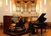 Iris und Carsten Lenz an Orgel und Klavier in der Saalkirche in Ingelheim.