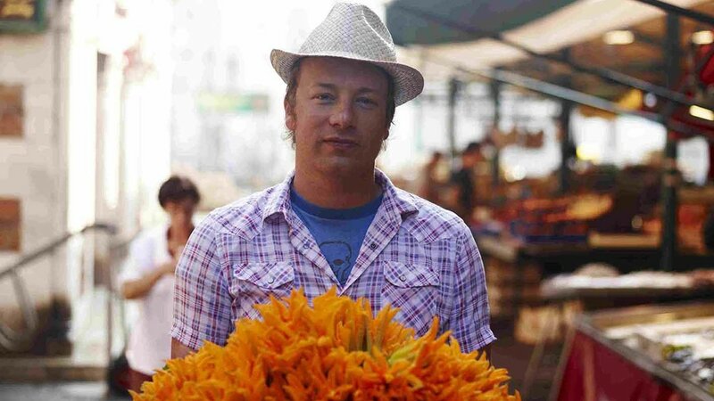 Die Serie mit Jamie Oliver ist ein einziges Abenteuer. In jeder Folge erforscht der Kult-Koch die Küche eines anderen Landes und macht dabei aufregende Entdeckungen. Zunächst lernt er in Marrakesch eine völlig andere Esskultur kennen. In Griechenland fischt er das erste Mal in seinem Leben mit einem Speer. In Andalusien kocht er die größte Paella der Welt und in Frankreich freundet er sich mit einem Trüffelschwein an. Auf seinen Reisen lernt Jamie Oliver zudem eine Reihe anderer Köche kennen, die unter anderem in Cafés, Gasthäusern, loklaen Restaurants und selbst in herkömmlichen Küchen von ganz normalen Leuten ausgezeichnetes Essen zubereiten. Hier ist er in Italien (Venedig).