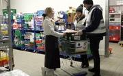 Street Angels holen Essensspende im Supermarkt ab.
