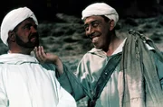 Ali Baba (Fernandel, rechts) sagt sich von seinem raffgierigen Herrn Cassim (Henri Vilbert) los.