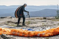 Paraglider Daniel Körner (Timo Jacobs) macht sich bereit zum Absprung. Paraglider Daniel Körner (Timo Jacobs) macht sich bereit zum Absprung.