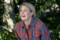 Verzweifelt versucht Rike (Eva Maria Grein von Friedl) Daniel davon abzuhalten zu springen. Verzweifelt versucht Rike (Eva Maria Grein von Friedl) Daniel davon abzuhalten zu springen.
