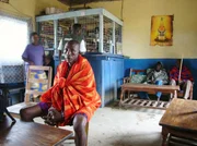 Die Massai Kenias sind hin-und hergerissen zwischen Tradition und Moderne. John Oleperes handelt in seinem Dorf mit Telefonkarten für Handys.