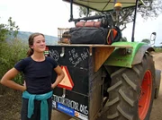 In Kenia hat das ARD-Team die holländische Theatermacherin Manon Ossevoort getroffen. Sie ist seit dem Juni 2005 von ihrer Heimat aus auf einem Traktor durch ganz Afrika unterwegs und will Weihnachten 2007 den Südpol erreichen.