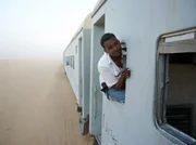 Drei Tage kann die Zugfahrt durch die nubische Wüste im Sudan dauern. Mit einer Spitzengeschwindigkeit von 40 Kilometern pro Stunde zuckelt der Zug von Sandsturm zu Sandsturm.