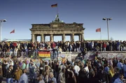Menschenmassen auf und vor der Berliner Mauer am Brandenburger Tor während des Mauerfalls iblnmi00182056 Bitte beachten Sie die gesetzlichen Bestimmungen des deutschen Urheberrechtes hinsichtlich der Namensnennung des Fotografen im direkten Umfeld der Veröffentlichung!