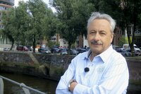 Wolfgang Stumph ist einer der wenigen ostdeutschen Schauspieler, die sich nach der Wende in beiden Teilen Deutschlands auf der Bühne und im Film durchsetzen konnten. In all seinen Rollen lässt er immer wieder sächsische Herzenswärme und Humor, aber auch Schlagfertigkeit und Wille zum Widerstand aufblitzen. Wolfgang Stumph Wolfgang Stumph ist einer der wenigen ostdeutschen Schauspieler, die sich nach der Wende in beiden Teilen Deutschlands auf der Bühne und im Film durchsetzen konnten. In all seinen Rollen lässt er immer wieder sächsische Herzenswärme und Humor, aber auch Schlagfertigkeit und Wille zum Widerstand aufblitzen. Wolfgang Stumph