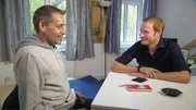 Tim (re.) macht Marcus ein Angebot...
