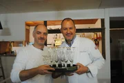 Sternekoch Frank Rosin (r.) gibt René (l.) wichtige Tipps in Sachen Gästebewirtung ...