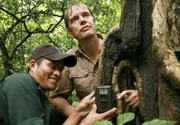 Der Deutsche Tierfilmer Henry Mix (rechts) bringt an vielversprechenden Stellen im Dschungel Kamerafallen an, um Tiger zu filmen.