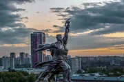 Wera Muchinas Edelstahlskulptur „Arbeiter und Kolchosbäuerin“ in Moskau