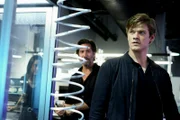 L-R: Angus "Mac"  MacGyver ( Lucas Till), Russ Taylor (Henry Ian Cusick)